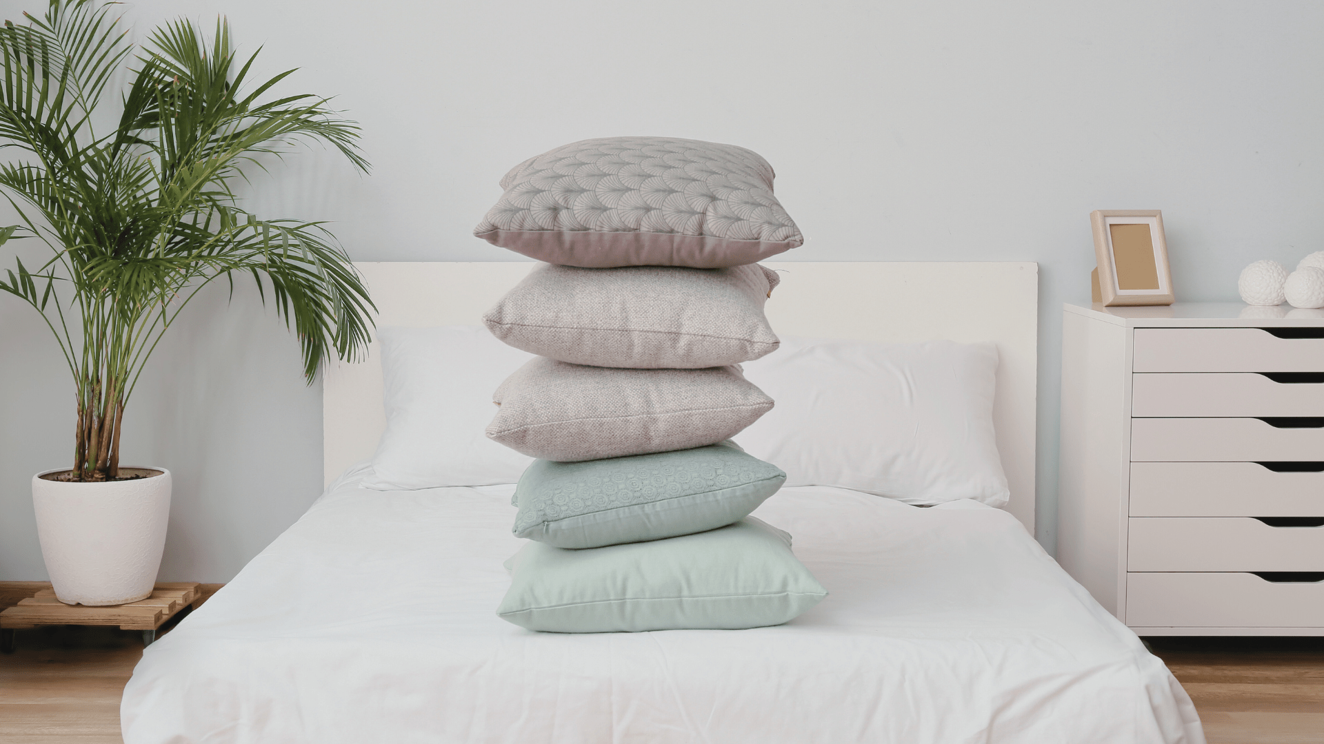 Easy Pillow Styling Ideas for a Beautifully Balanced King Bed - Delara